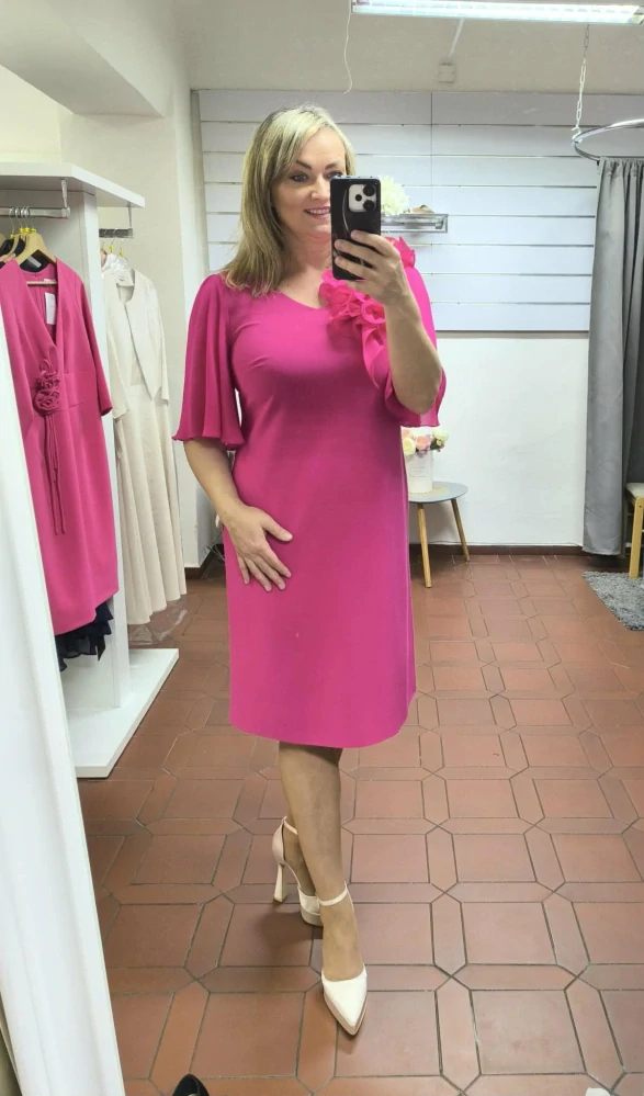 Elegantní dámské šaty MARSA fuchsiové s květinovou aplikací a volánovým rukávem