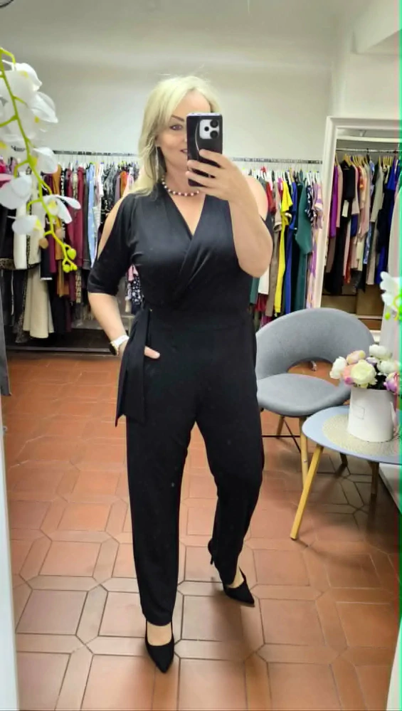 Elegantní černý overal s odhalenými rameny