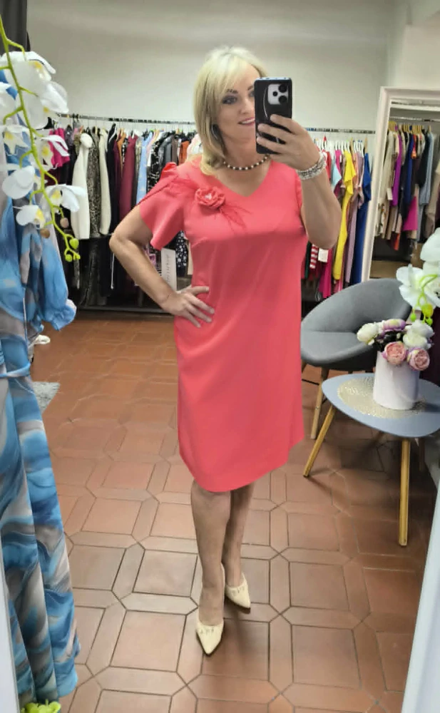 Korálově růžové elegantní šaty 2609 s květinovou aplikací