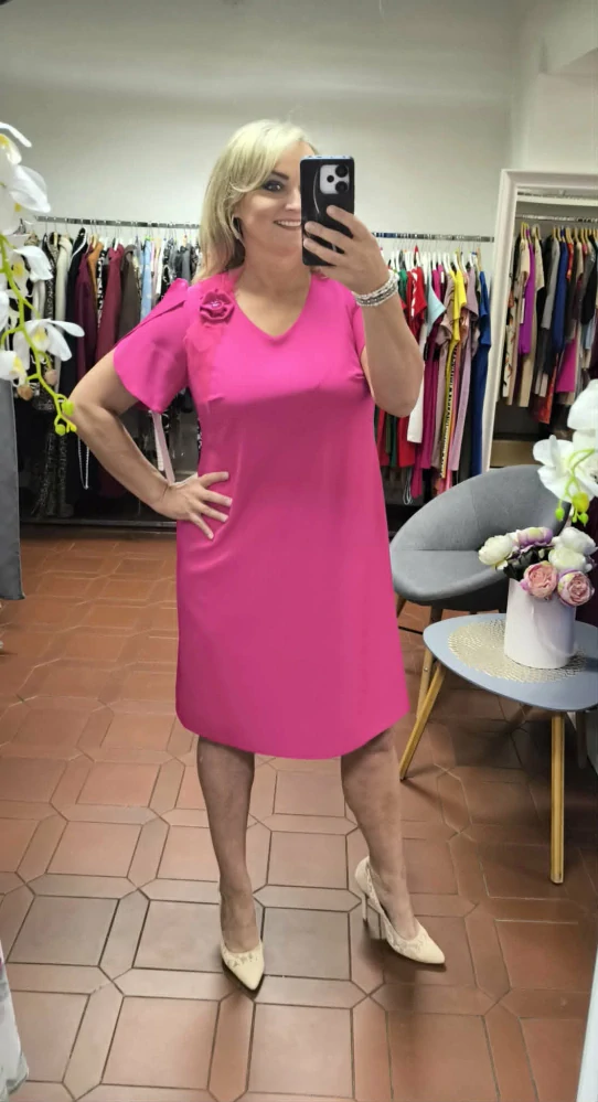 Elegantní šaty 2609 v barvě magenta s odnímatelnou květinovou aplikací