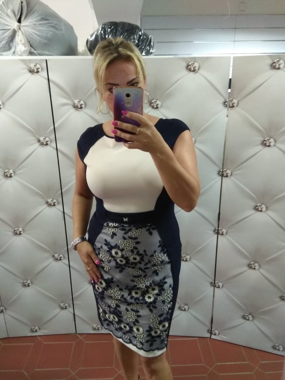Elegantní dámské šaty OKTAN s bolérkem béžová/tmavě modrá