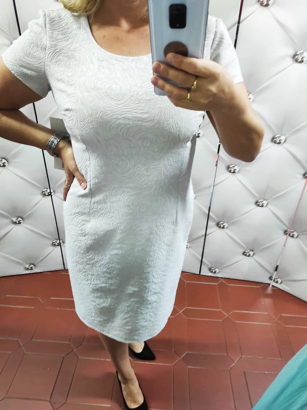Elegantní pouzdrové šaty 2178 šedosmetanové s lurexem