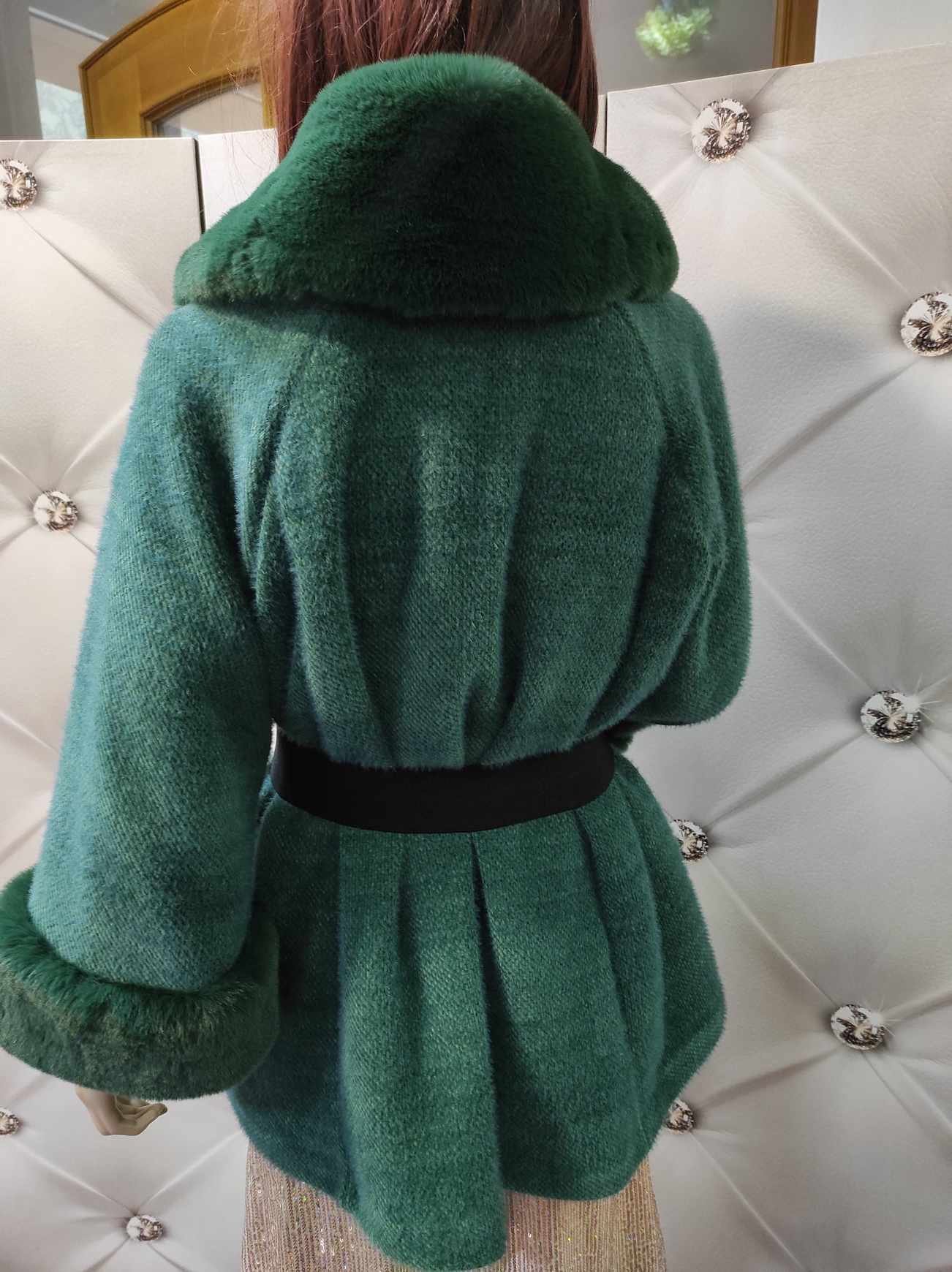 Elegantní dámský kabát s kožešinou zelený