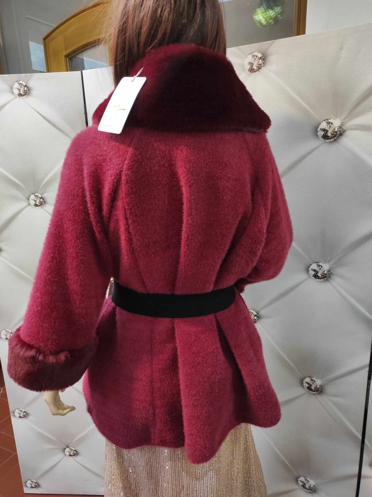 Elegantní dámský kabát s kožešinou bordó