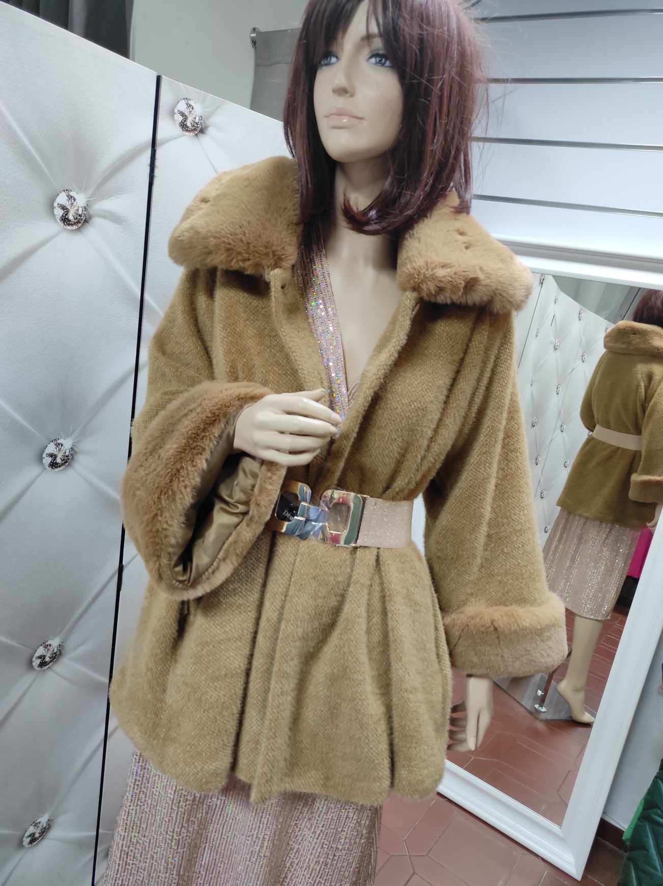 Elegantní dámský kabát s kožešinou camel