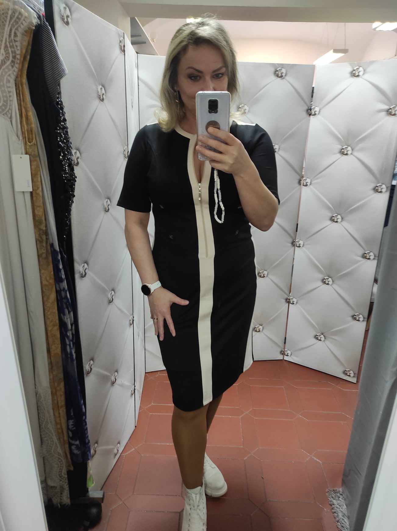 Pouzdrové šaty DORKA černobéžové