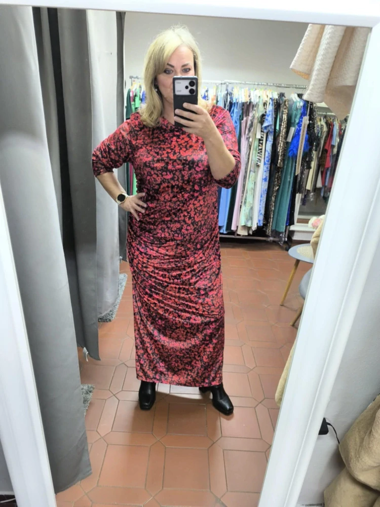 Dlouhé velurové PLUS SIZE šaty červené