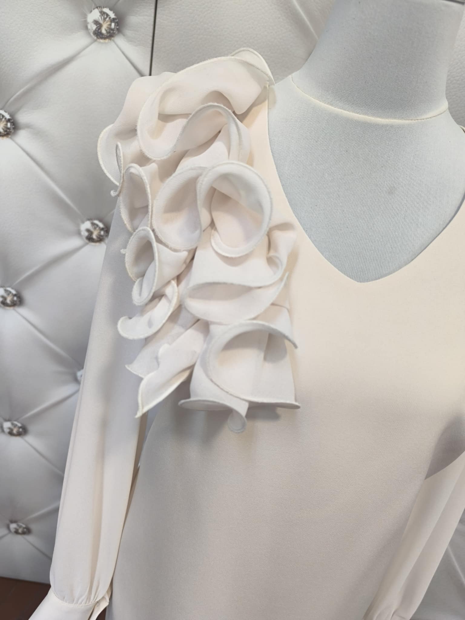 Luxusní pouzdrové šaty 2443 smetanové