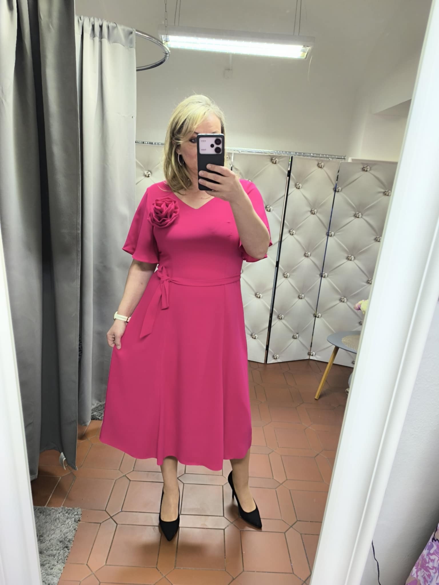 Elegantní šaty áčkového střihu KRISTL v midi délce magenta