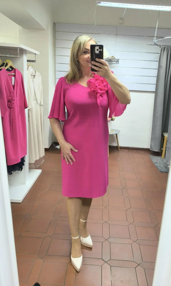 Elegantní dámské šaty MARSA fuchsiové s květinovou aplikací a volánovým rukávem