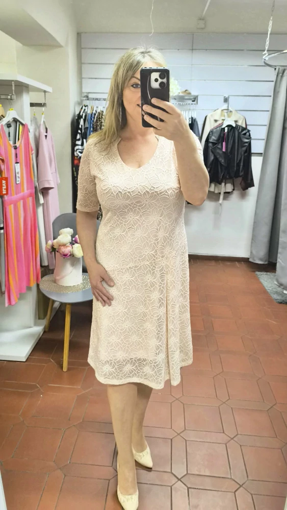Elegantní dámské krajkové šaty LIRA pudrové