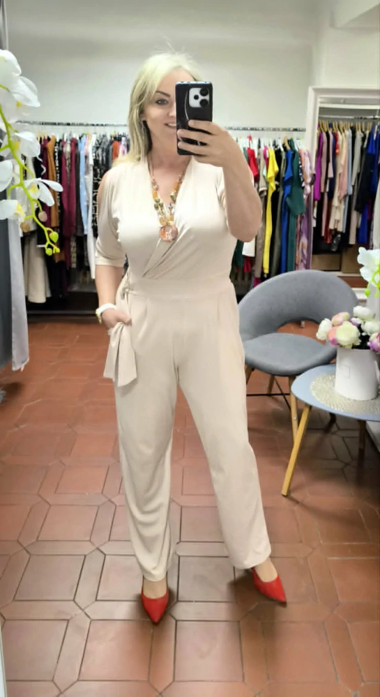 Elegantní béžový overal s odhalenými rameny
