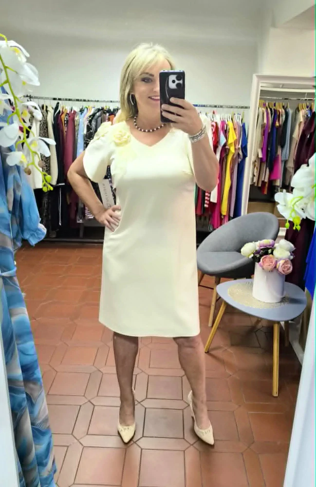 Elegantní šaty 2609 v pastelově žluté s odnímatelnou květinovou aplikací