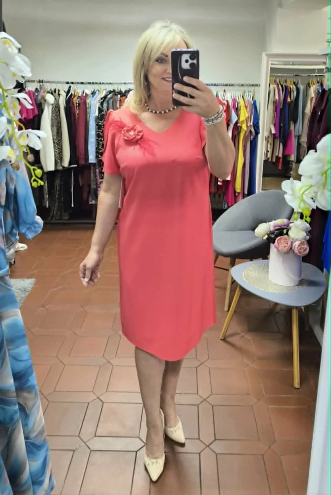 Korálově růžové elegantní šaty 2609 s květinovou aplikací