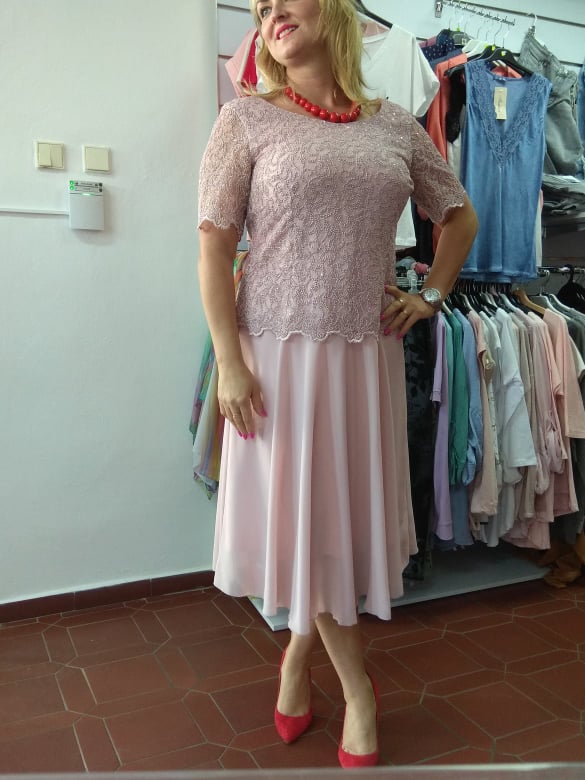 Elegantní šaty Seli s sifonovou sukní pudrové