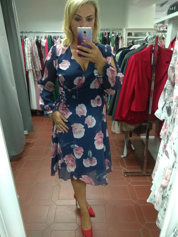Šifonové zavinovací šaty Debra modré s růžemi