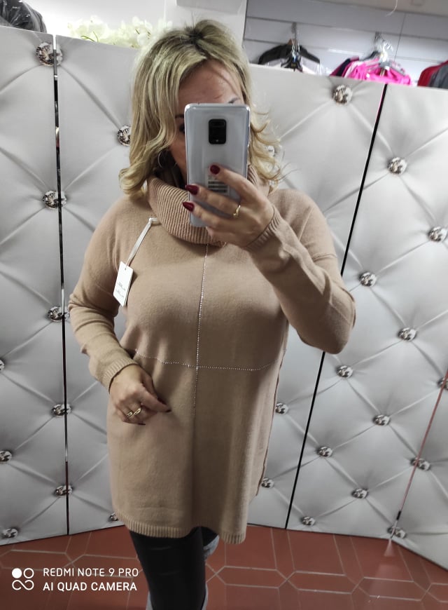 Úpletová PLUS SIZE halenka s nákrčníkem kapučíno
