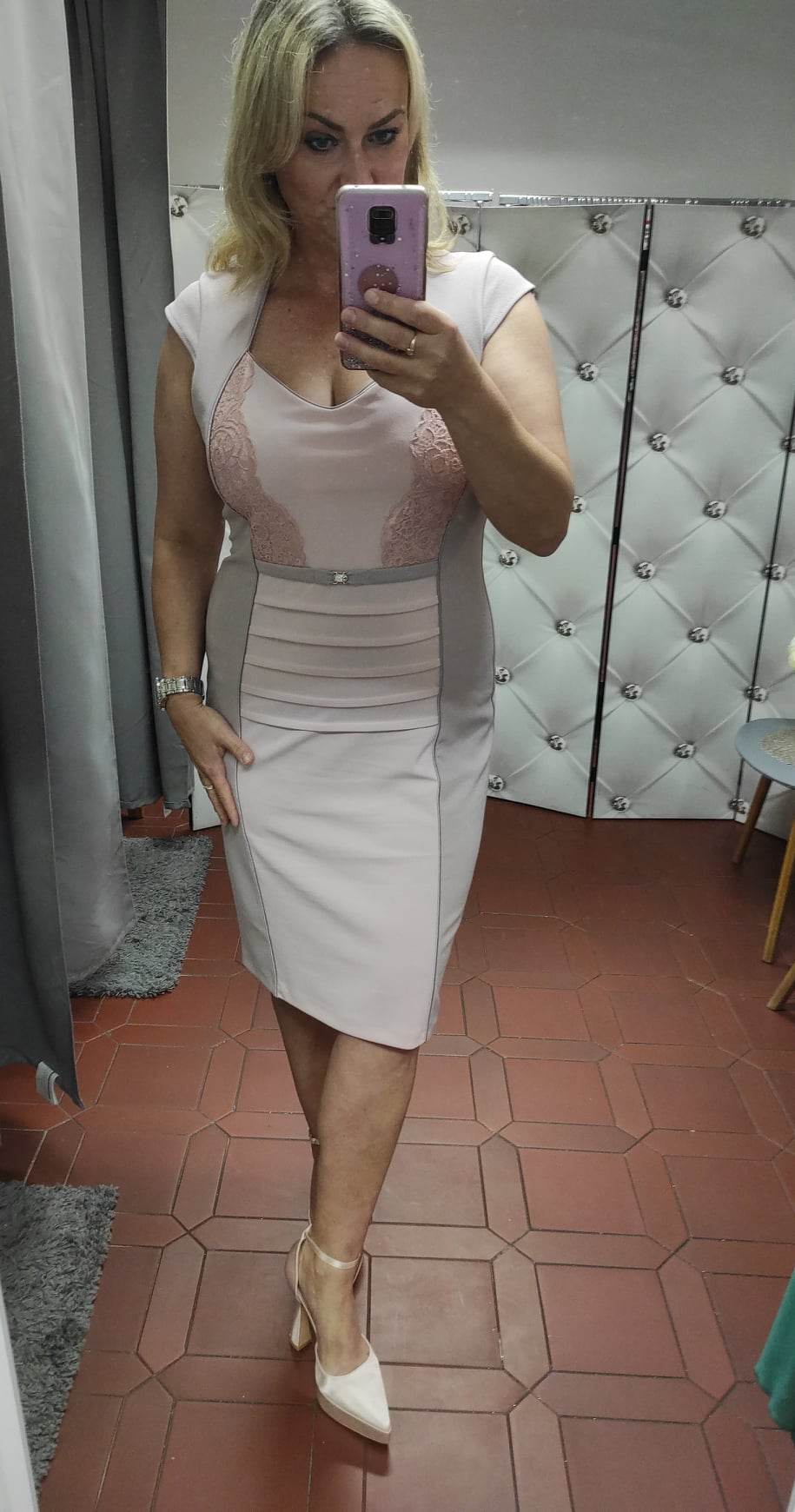 Elegantní pouzdrové šaty Melania pudrové