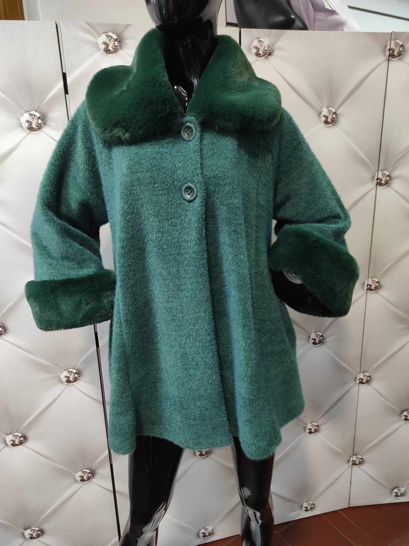Elegantní dámský kabát s kožešinou zelený