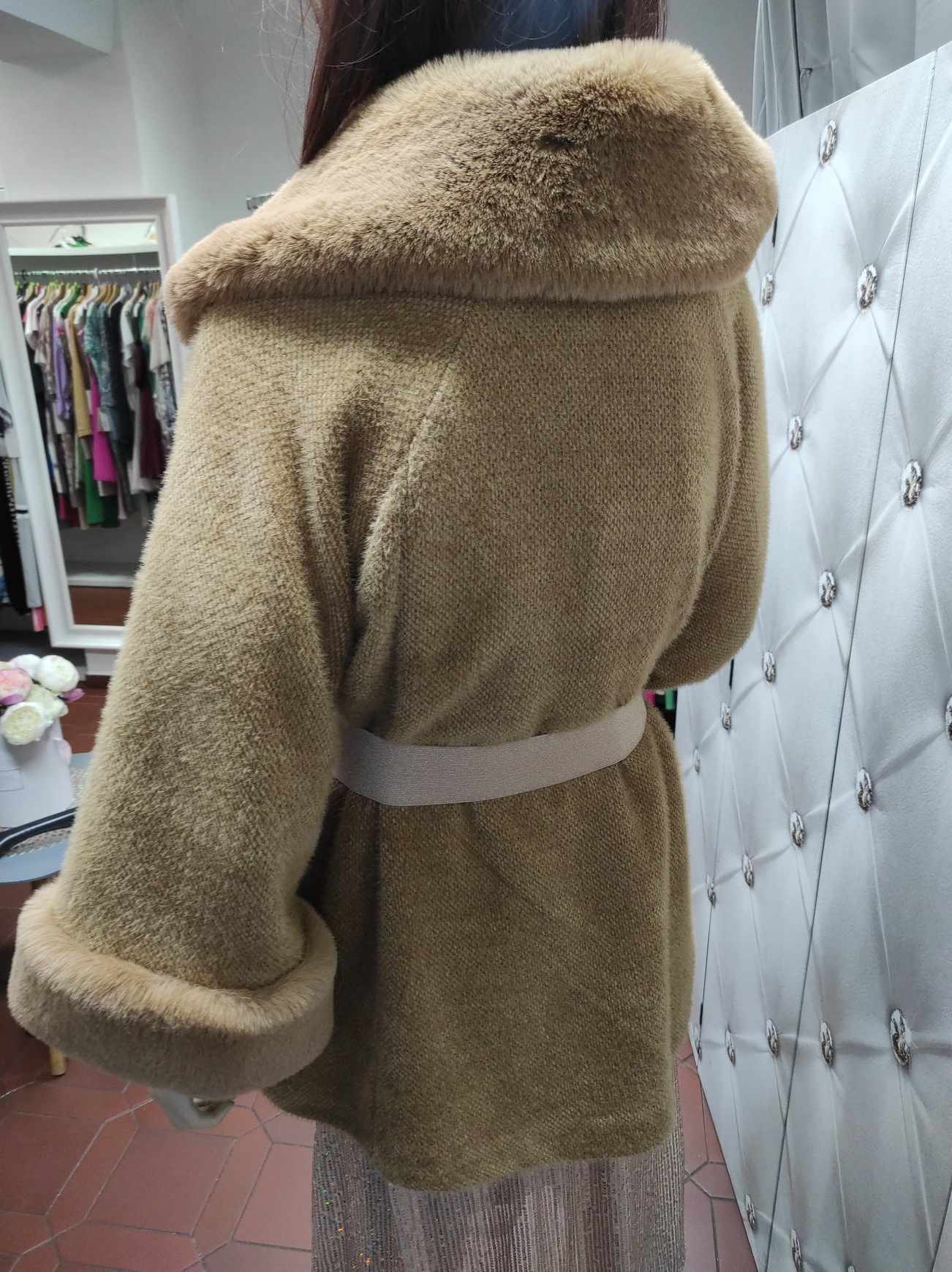 Elegantní dámský kabát s kožešinou camel