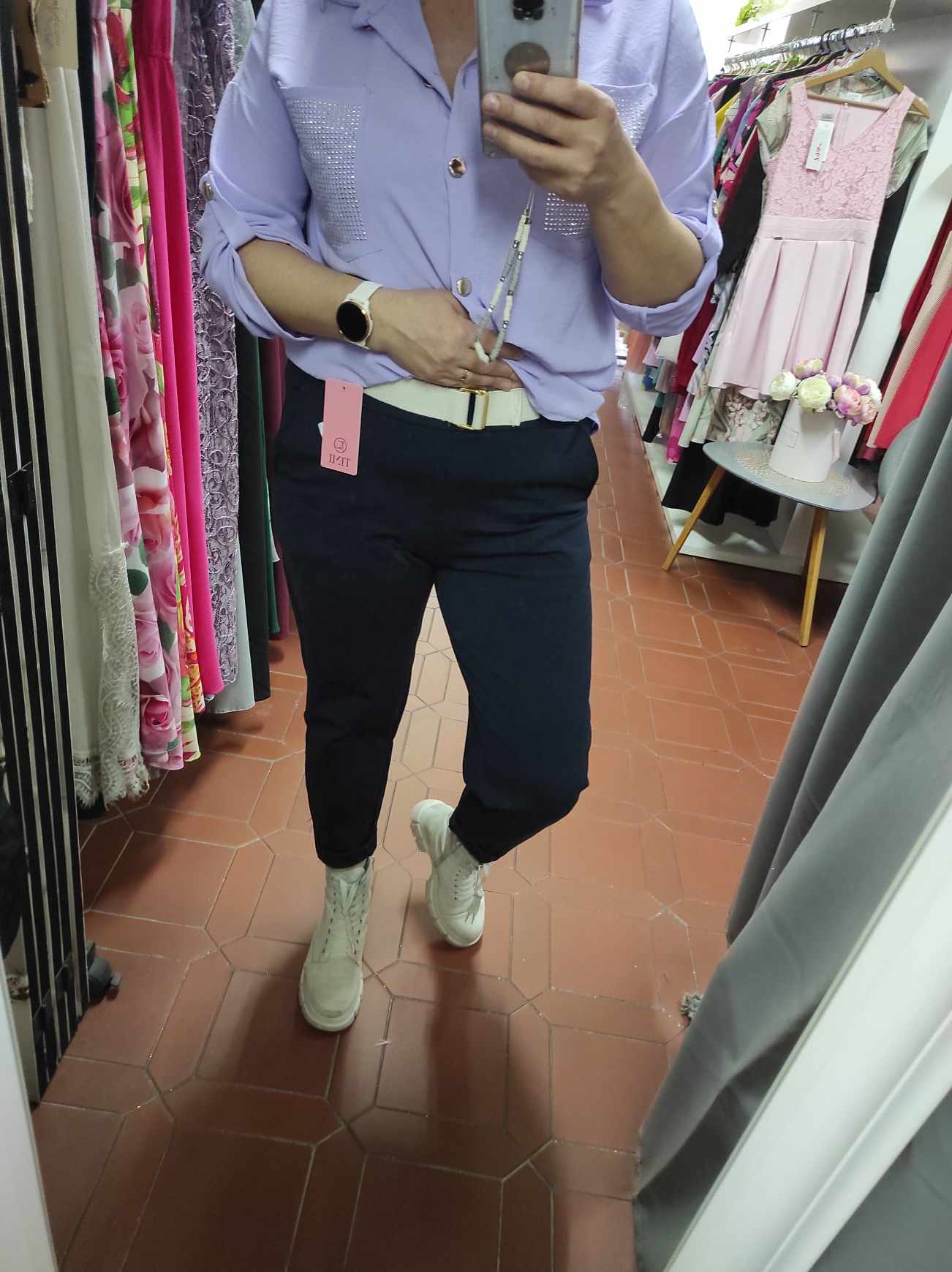 Sportovně elegantní kalhoty s bílým páskem tmavě modré