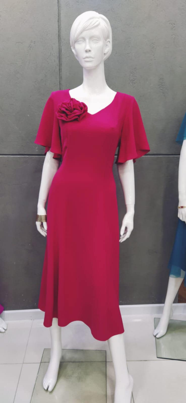 Elegantní šaty áčkového střihu KRISTL v midi délce magenta