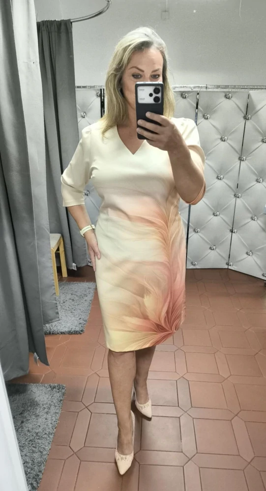 Dámské pouzdrové šaty KATE smetanové s abstraktním vzorem