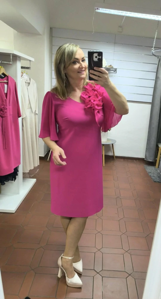 Elegantní dámské šaty MARSA fuchsiové s květinovou aplikací a volánovým rukávem