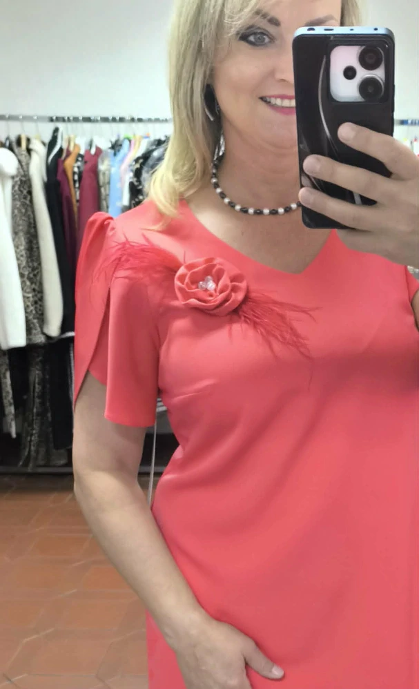 Korálově růžové elegantní šaty 2609 s květinovou aplikací