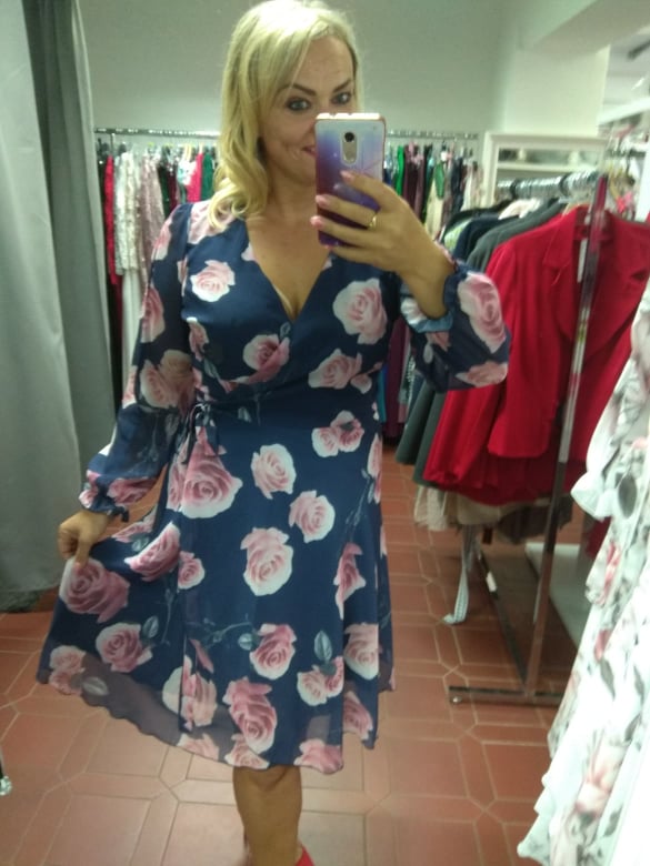 Šifonové zavinovací šaty Debra modré s růžemi