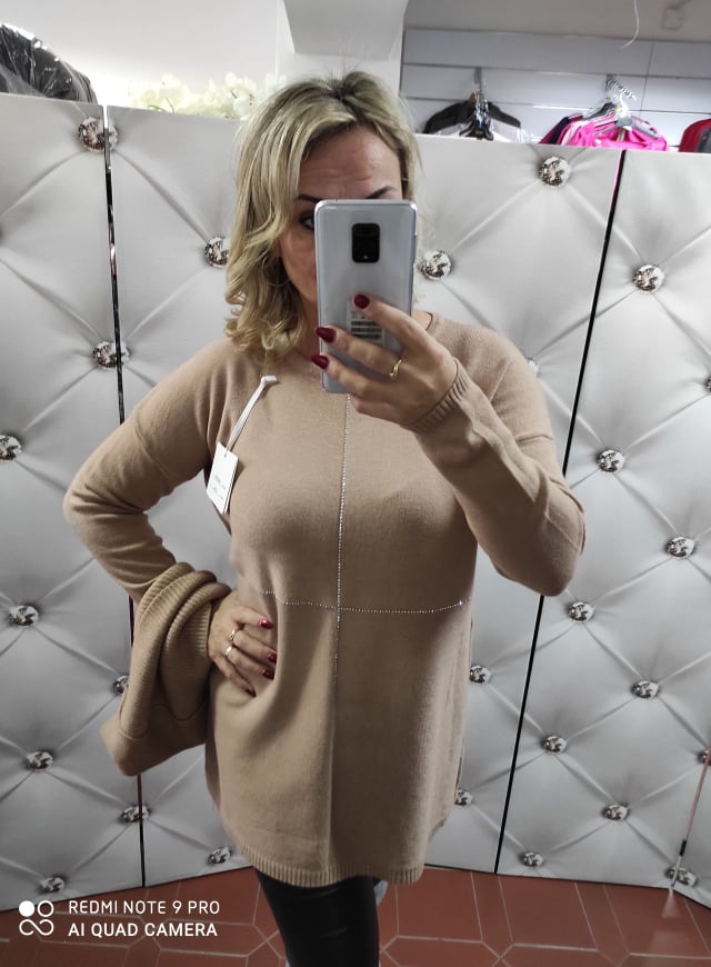Úpletová PLUS SIZE halenka s nákrčníkem kapučíno
