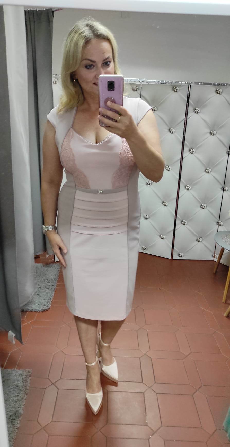 Elegantní pouzdrové šaty Melania pudrové