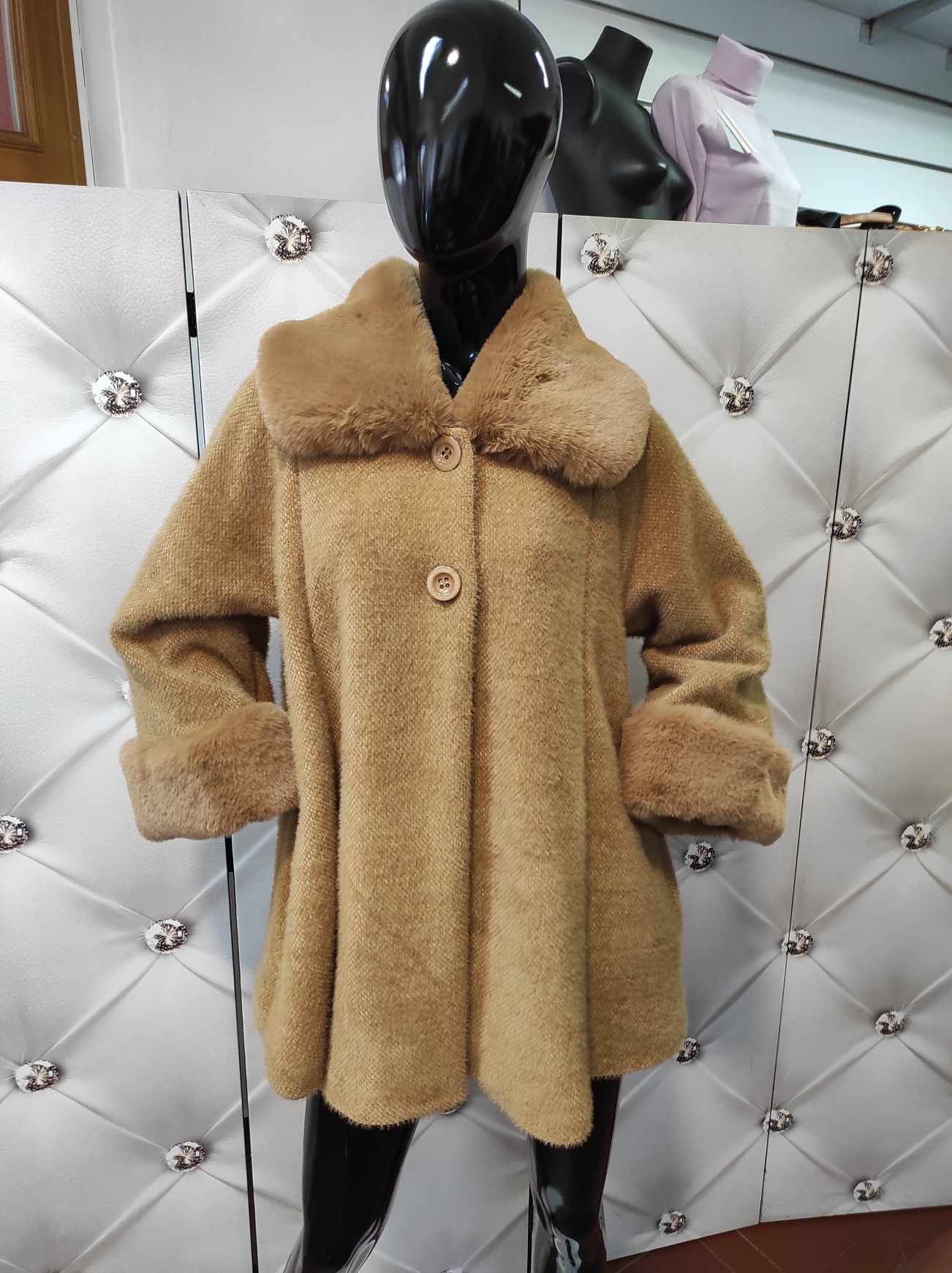Elegantní dámský kabát s kožešinou camel