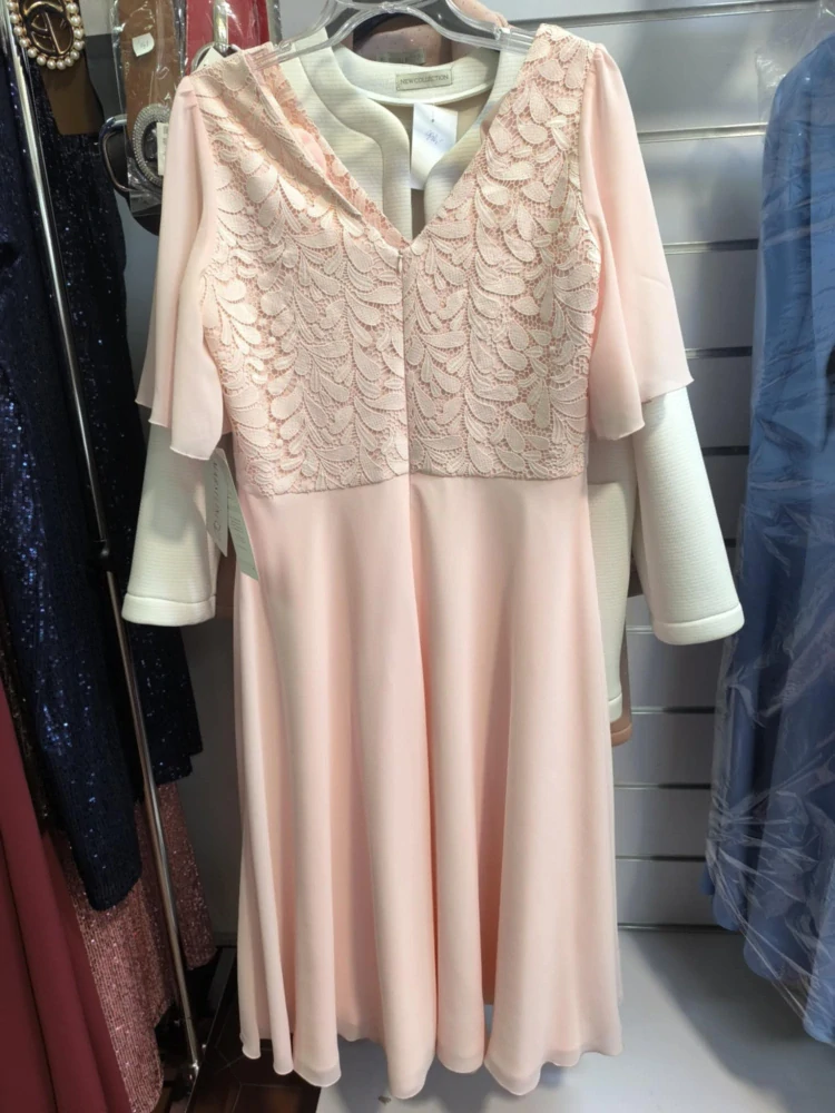 Elegantní pastelově růžové šaty 2603 s krajku a šifonovou sukní