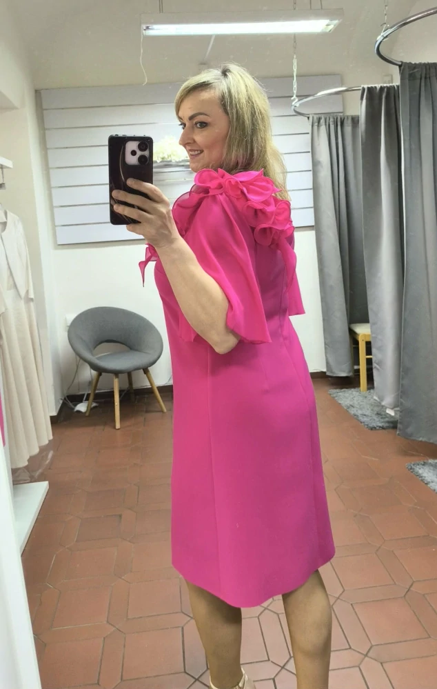 Elegantní dámské šaty MARSA fuchsiové s květinovou aplikací a volánovým rukávem