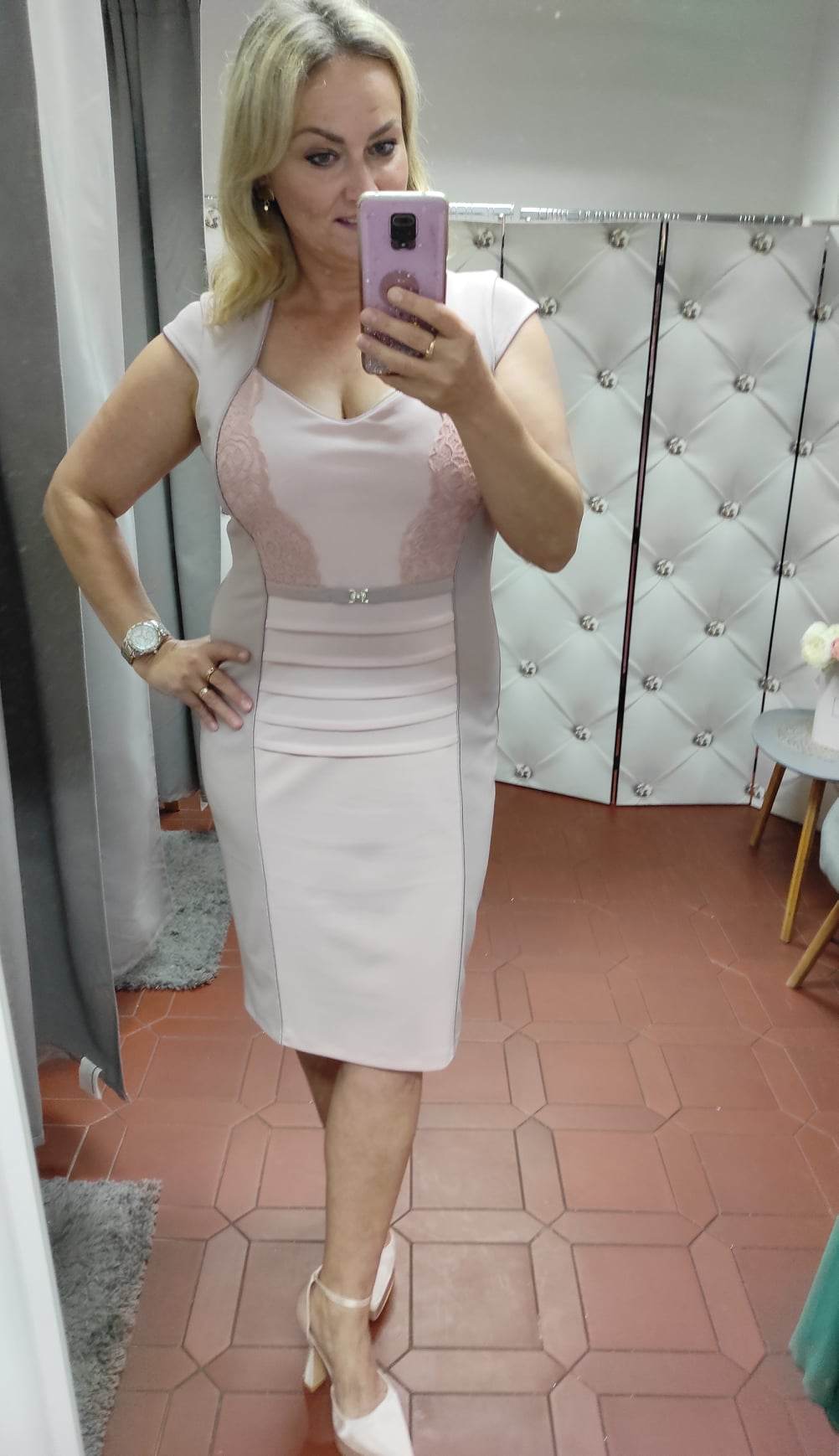 Elegantní pouzdrové šaty Melania pudrové