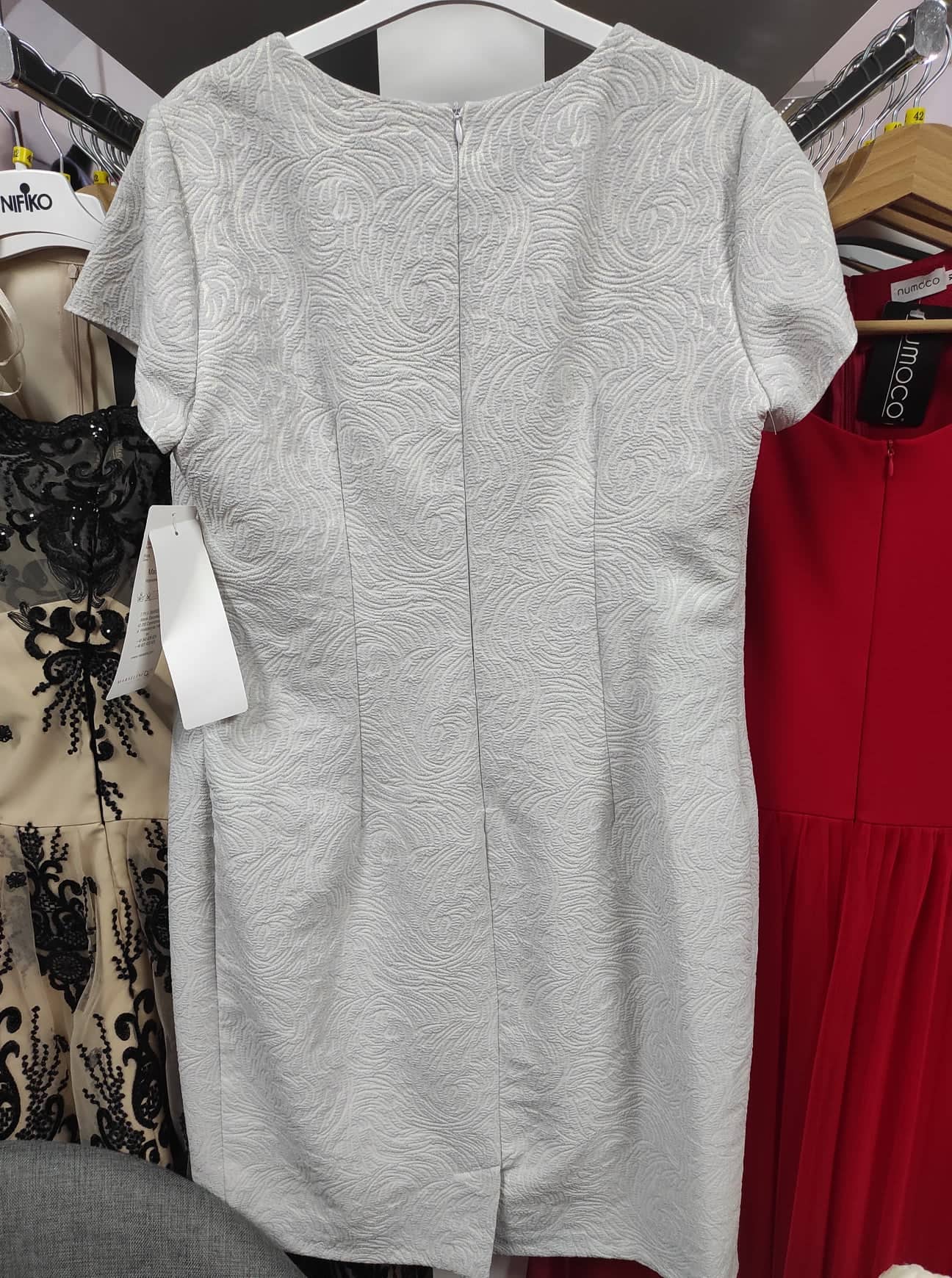 Elegantní pouzdrové šaty 2178 šedosmetanové s lurexem