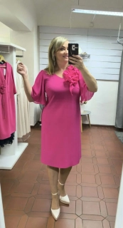 Elegantní dámské šaty MARSA fuchsiové s květinovou aplikací a volánovým rukávem