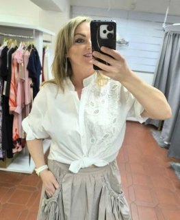 Bavlněná dámská halenka LOOK s výšivkou a korálky bílá