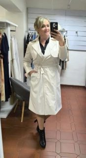 Dámský elegantní trenčkot s páskem – smetanový