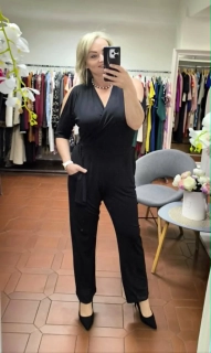 Elegantní černý overal s odhalenými rameny