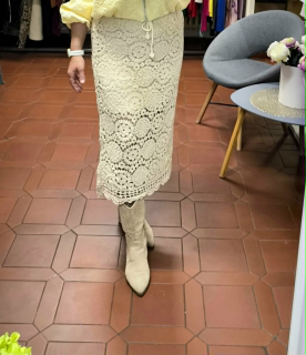 Háčkovaná midi sukně v boho stylu – krémová