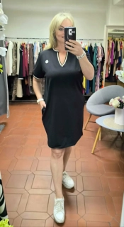 Černé sportovně-elegantní šaty s kontrastním lemem