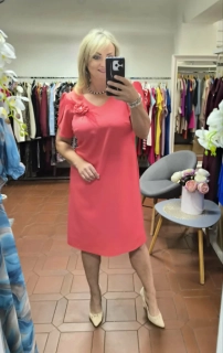 Korálově růžové elegantní šaty 2609 s květinovou aplikací