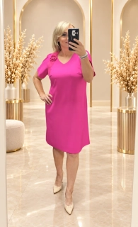 Elegantní šaty 2609 v barvě magenta s odnímatelnou květinovou aplikací