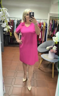 Elegantní šaty 2609 v barvě magenta s odnímatelnou květinovou aplikací