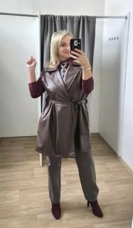 Dlouhá koženková vesta ve vínové barvě PLUS SIZE