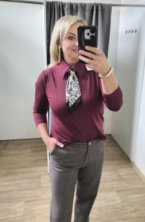 Elegantní halenka s ozdobnou kravatou